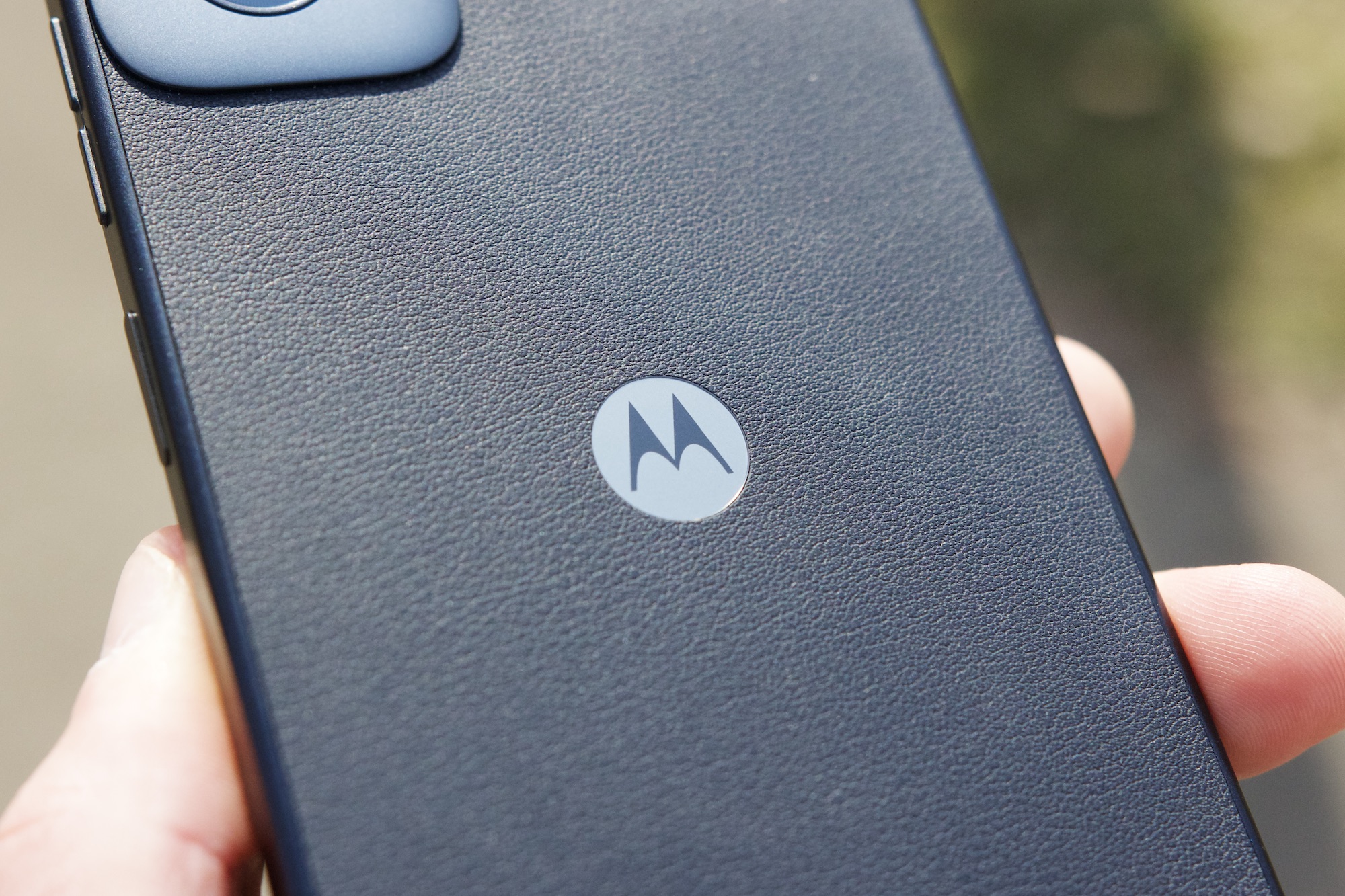 Un primer plano del logotipo de Motorola en el Moto G Power 5G (2024).