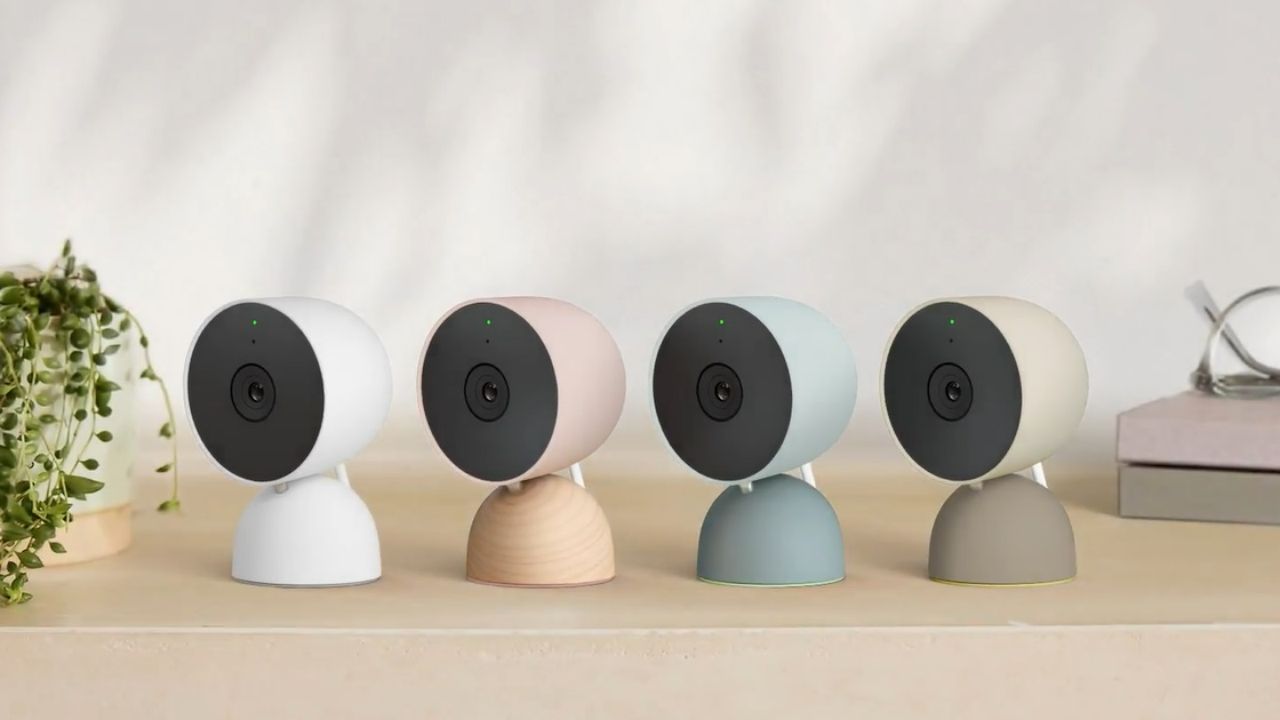 Nest Cams 放在柜台上。