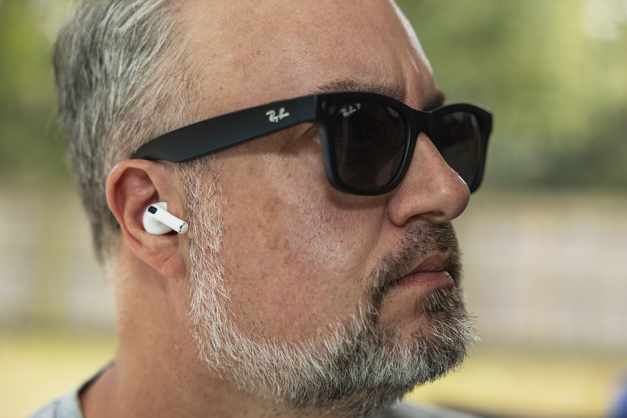 Phil Nickinson usando óculos inteligentes Apple AirPods Pro e Ray-Ban Meta.