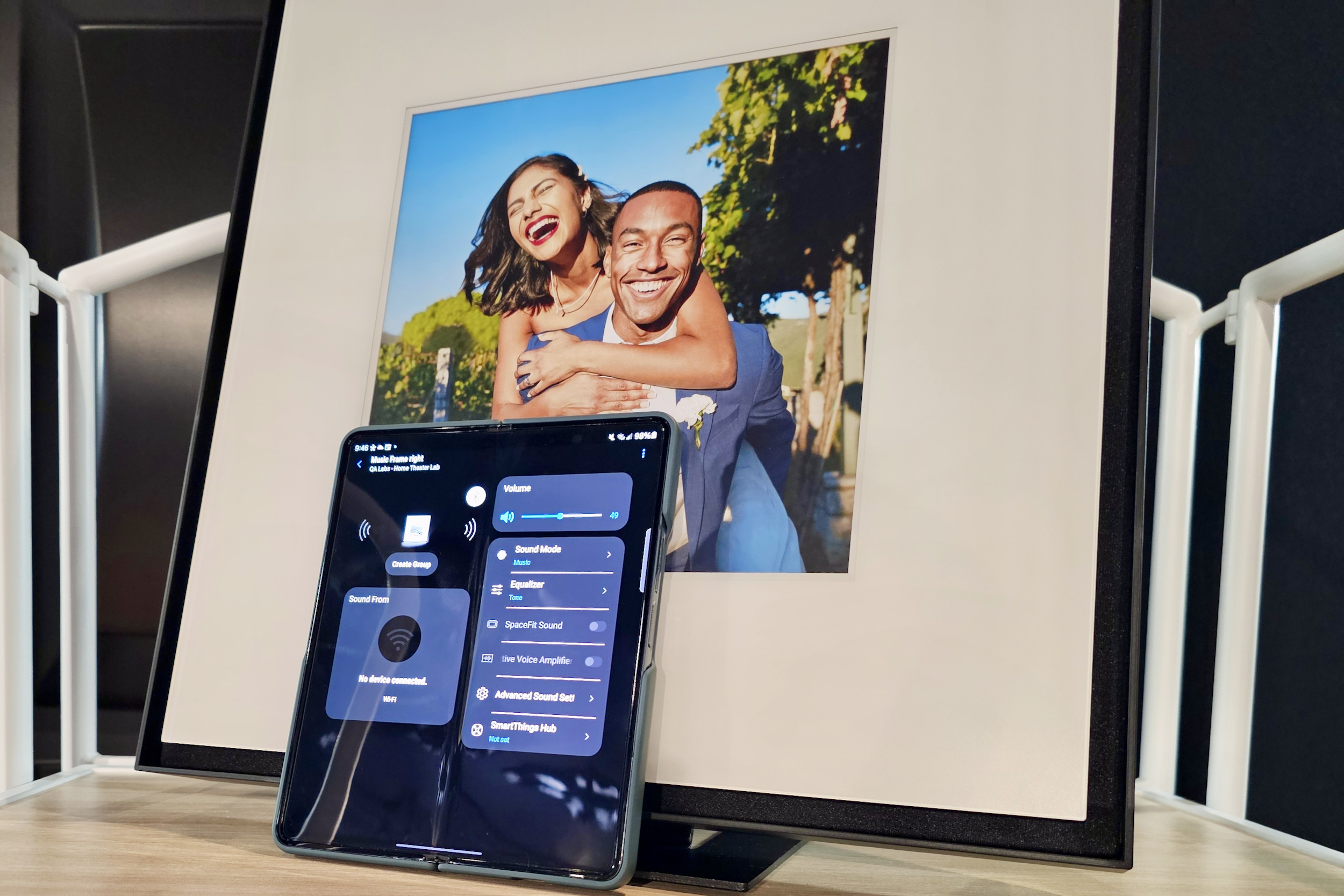 Samsung Music Frame com telefone Samsung Galaxy Z Fold mostrando o aplicativo SmartThings.