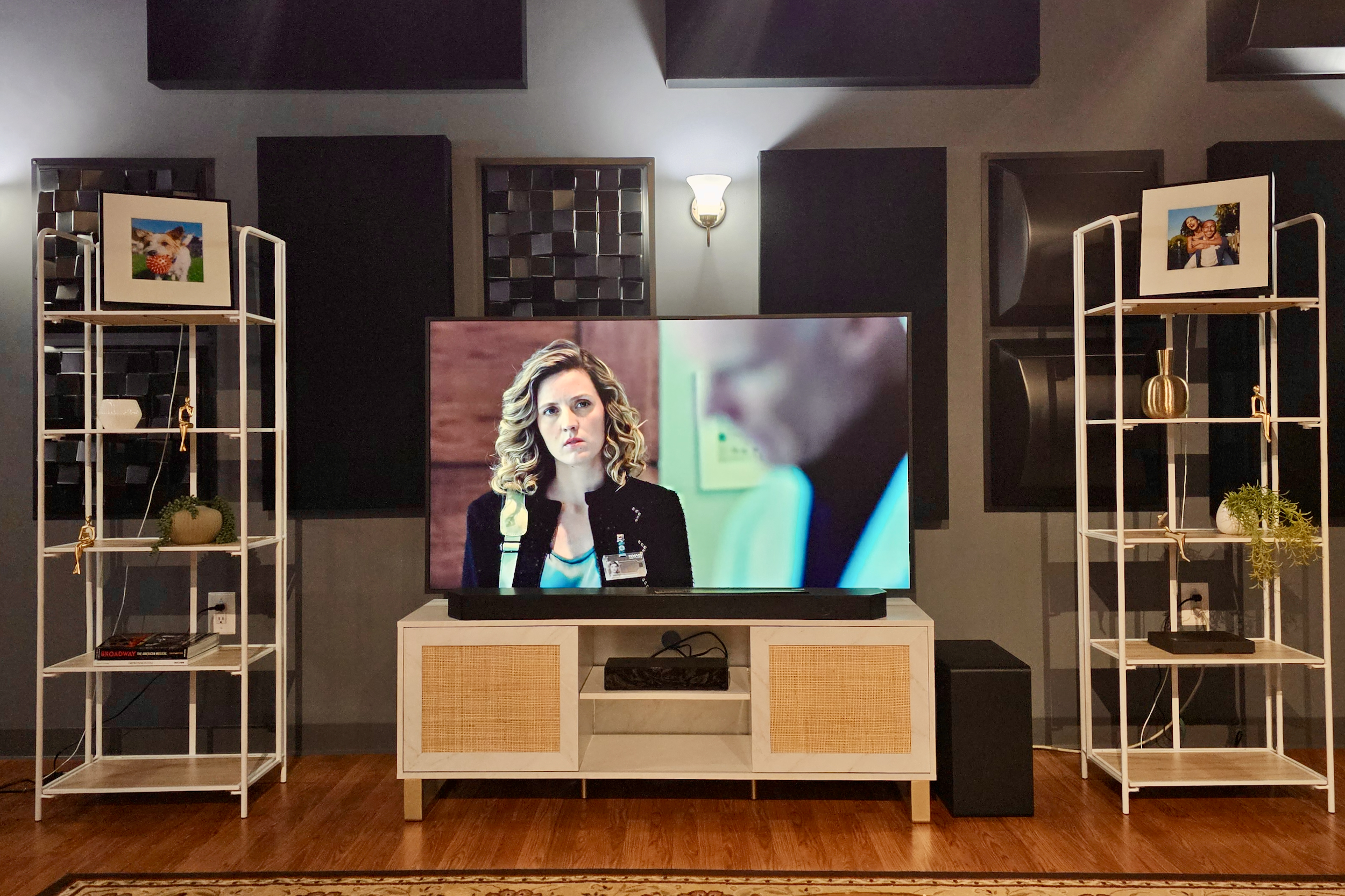 Dois Samsung Music Frames com uma Frame TV e a barra de som HW-Q990D.