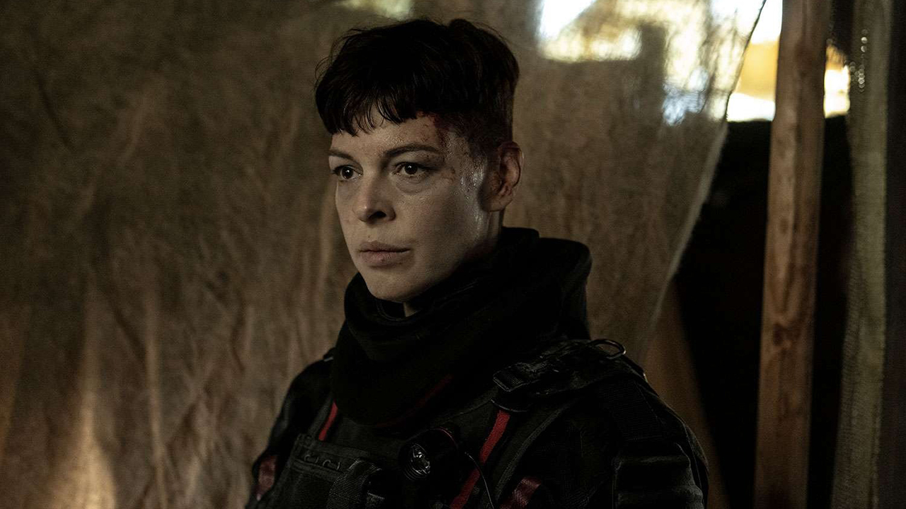 Jadis après avoir été mordu, l'air contemplatif dans une scène de The Walking Dead : The Ones Who Live.