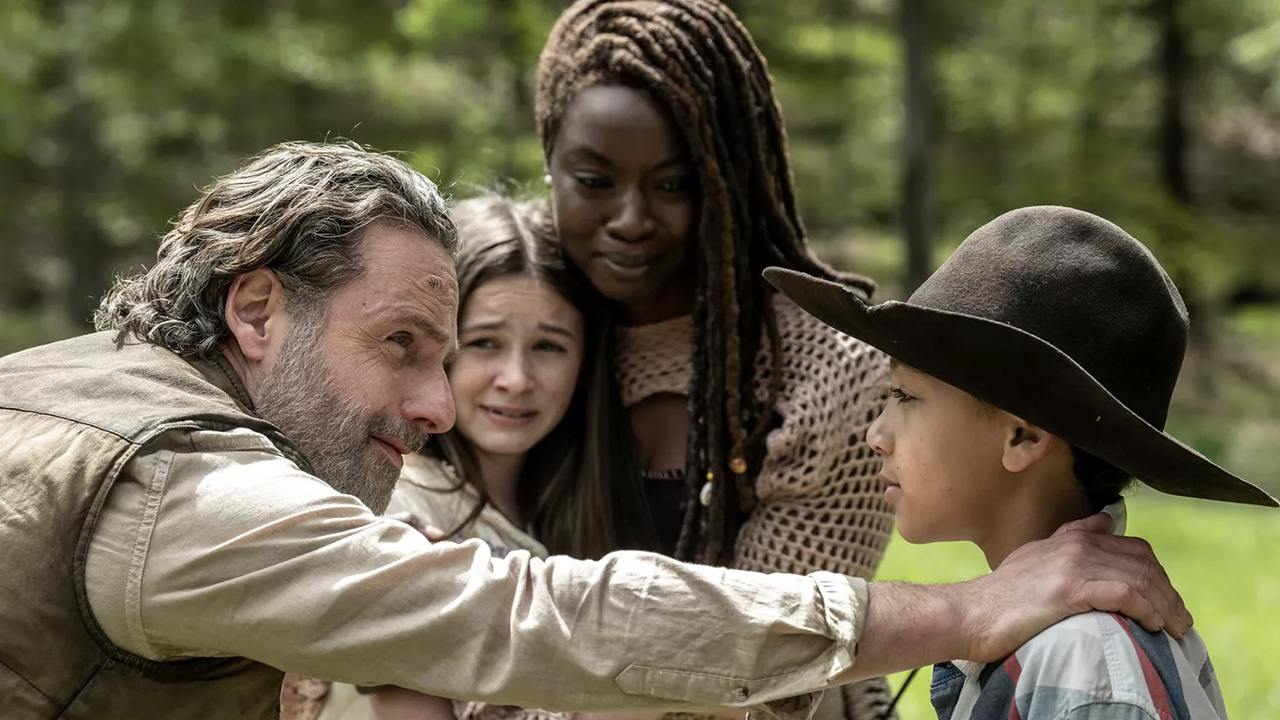 Rick et Michonne serrent Judith et RJ dans leurs bras dans une scène de The Walking Dead : The Ones Who Live.