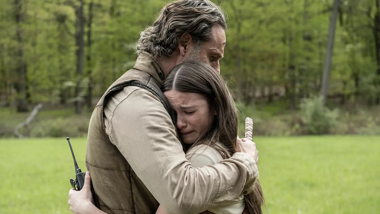 Rick e Judith se abraçando em The Walking Dead: The Ones Who Live.