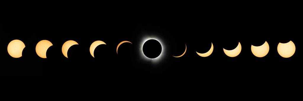 Cette image composite d'expositions multiples montre la progression d'une éclipse solaire totale à Dallas le 8 avril 2024.