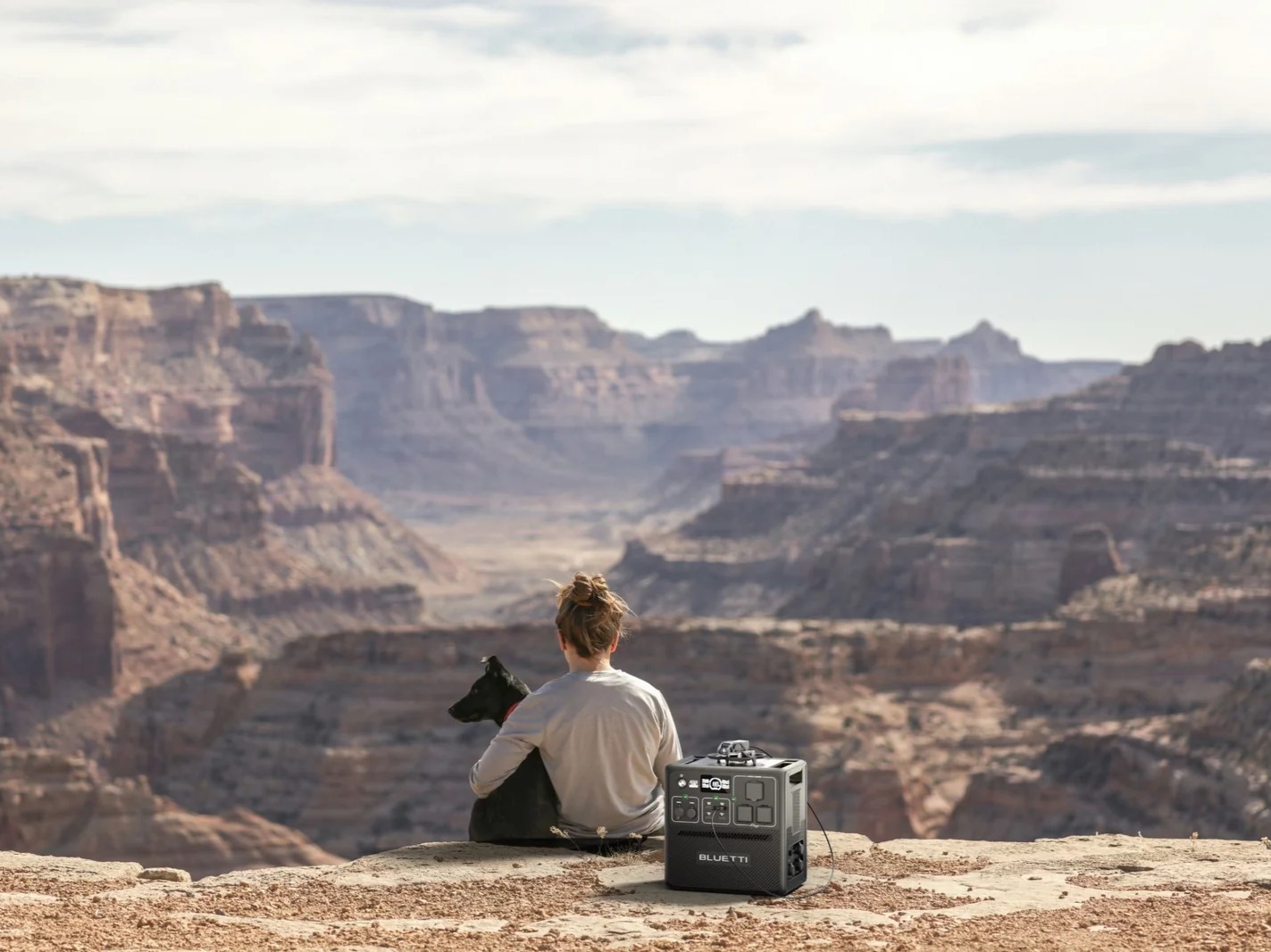 Centrale portable BLUETTI AC240 utilisée dans un canyon, en extérieur