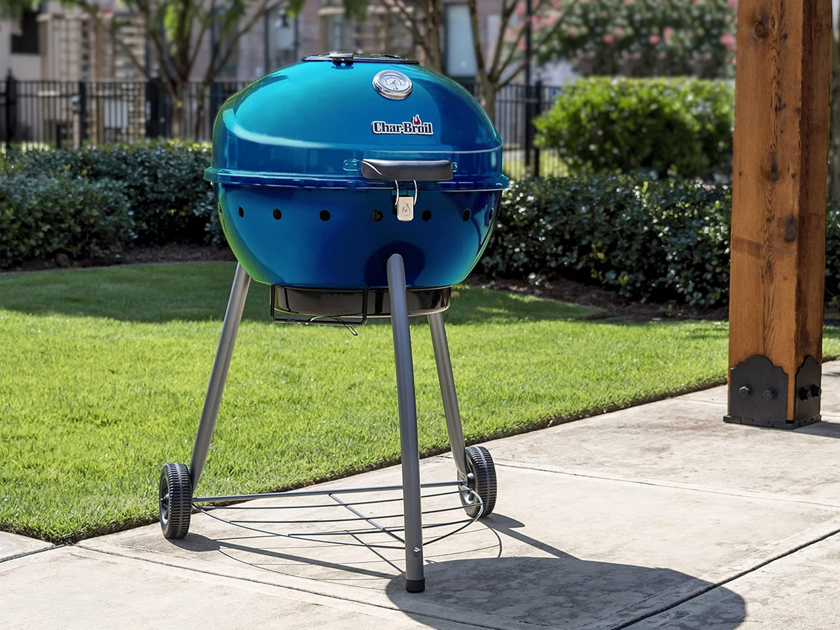 Le barbecue au charbon de bois Char-Broil Kettleman sur une terrasse arrière.