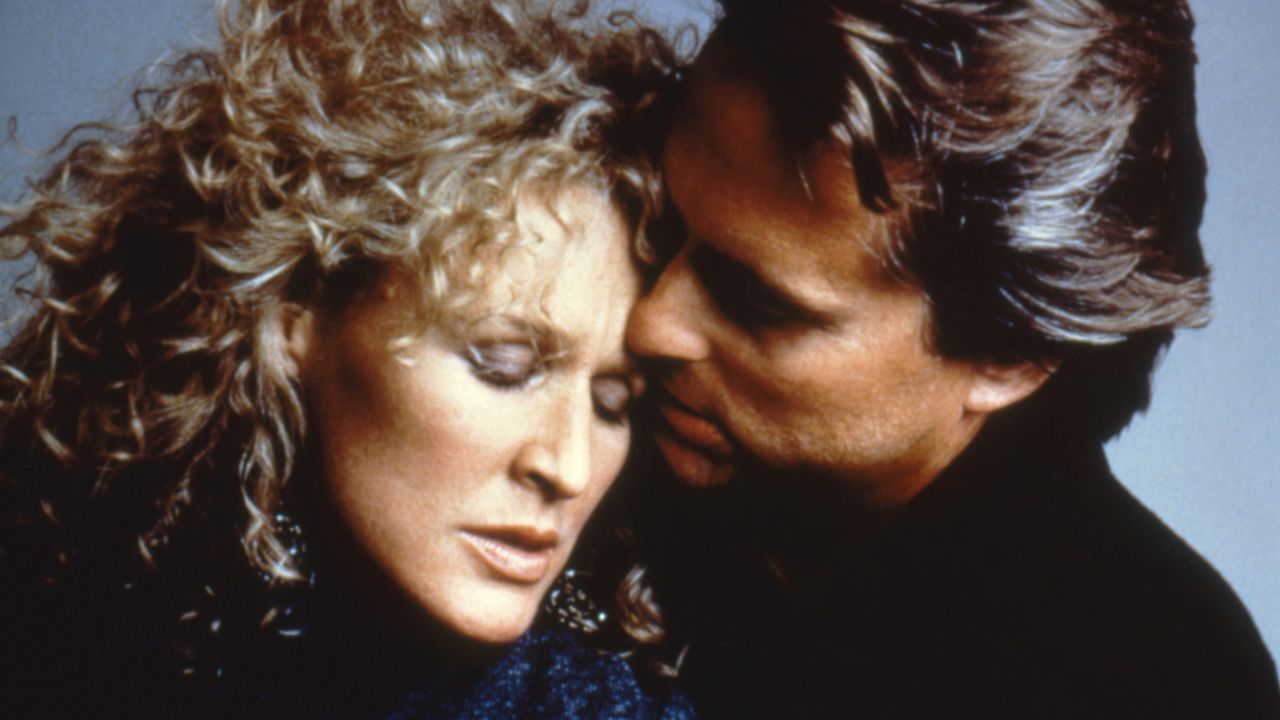 Een promotiefoto voor Fatal Attraction waarop Glenn Close en Michael Douglas elkaar omhelzen.