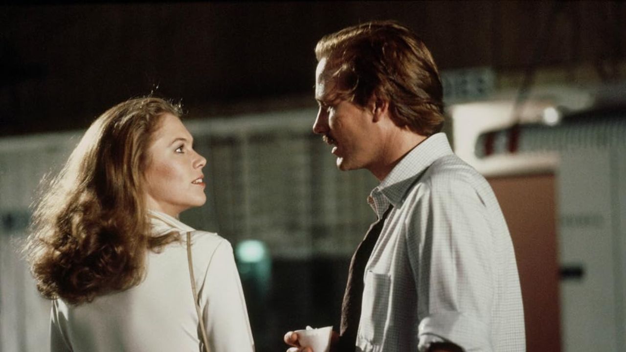 Kathleen Turner en William Hurt als Matty en Ned in gesprek in Body Heat.