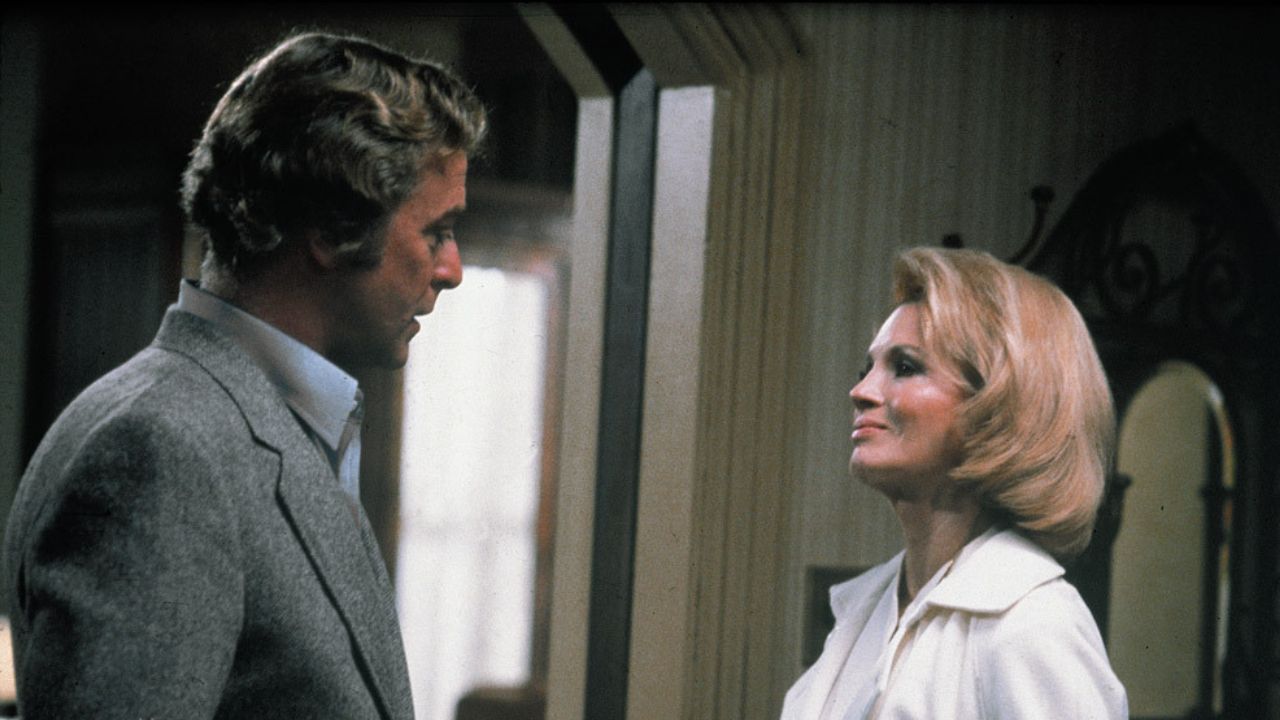 Michael Caine en Angie Dickinson als Robert en Kate in gesprek in Dressed to Kill.