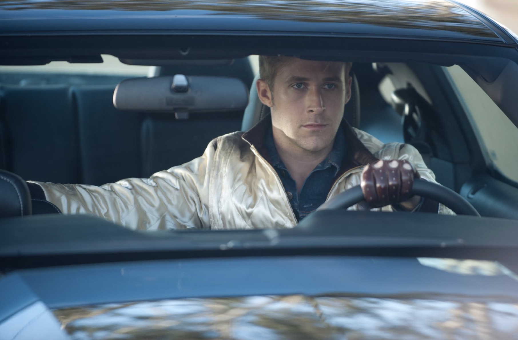 Ryan Gosling se sienta al volante de un coche.