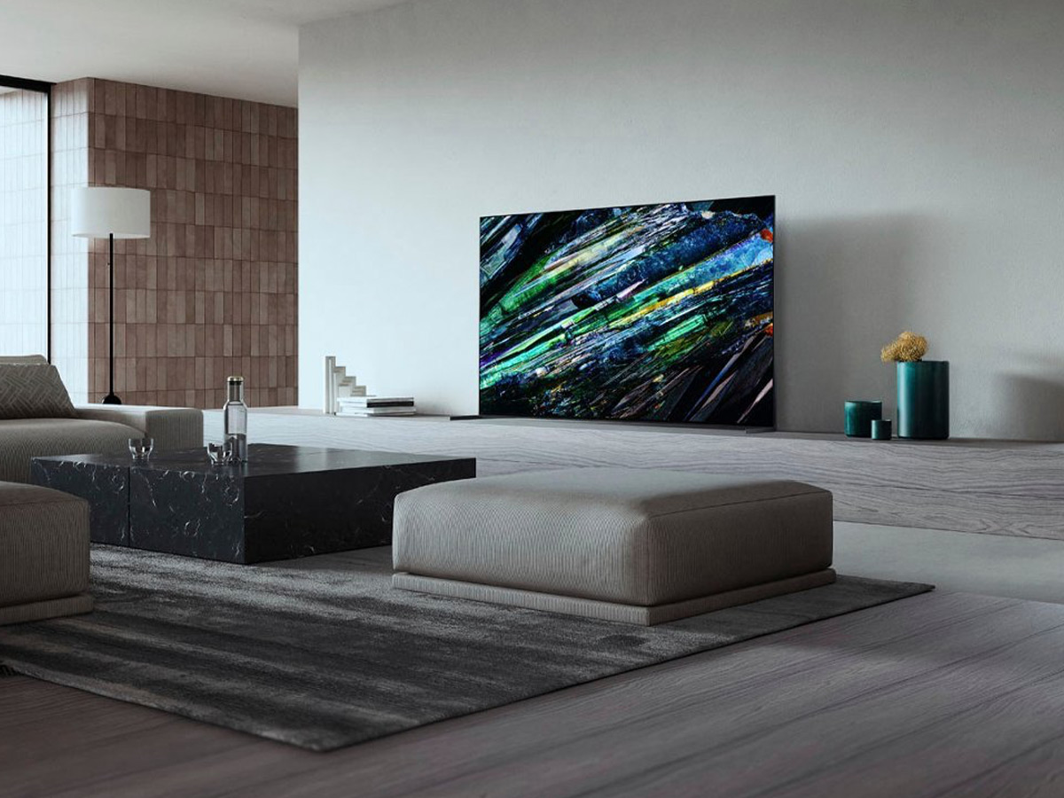 현대적인 스타일의 거실에 Sony 65인치 Bravia XR A95L OLED 4K Google TV가 놓여 있습니다.