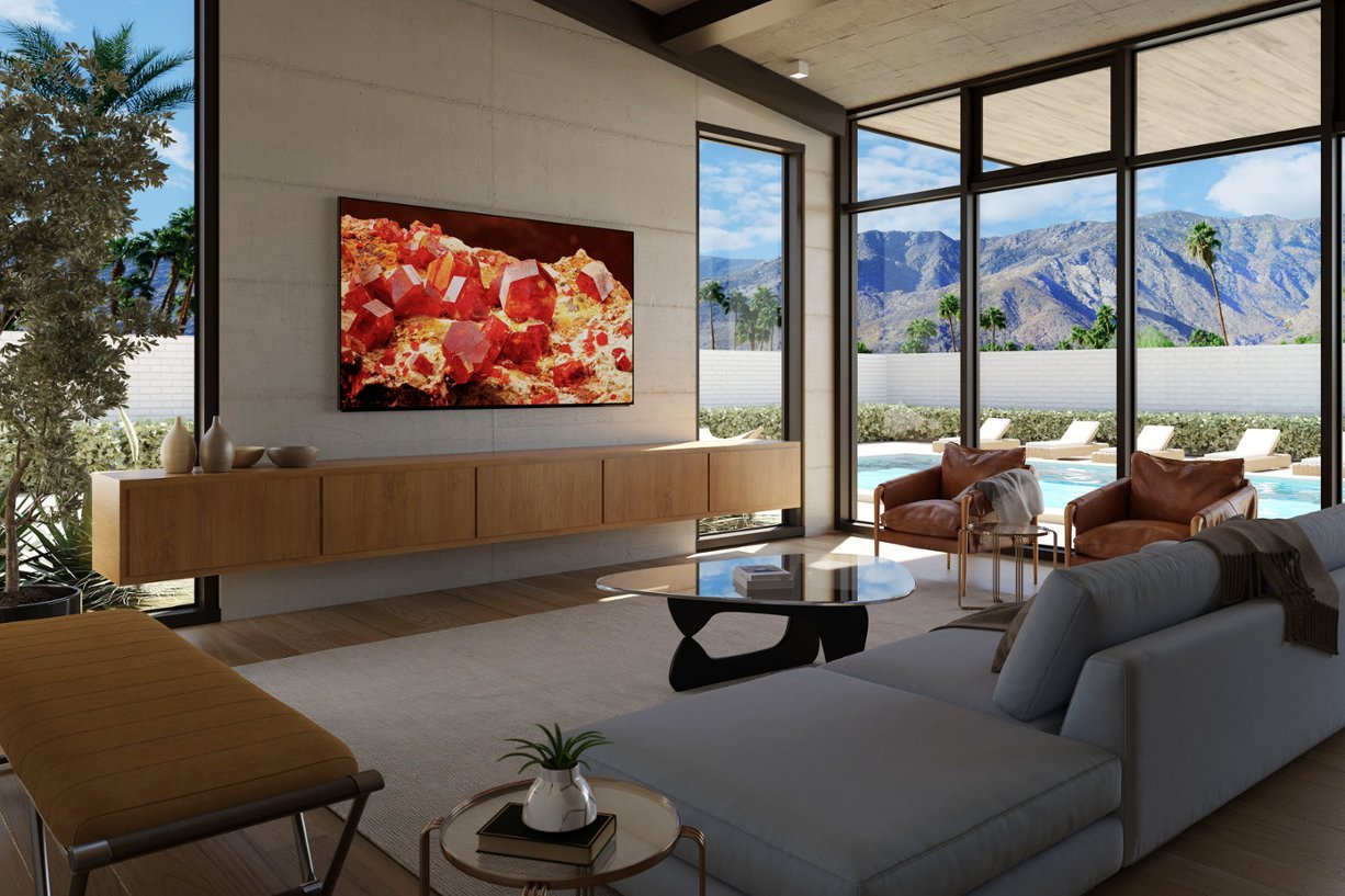 Телевизор Sony Bravia XR X93L 4K Google TV висит над медиацентром в гостиной.