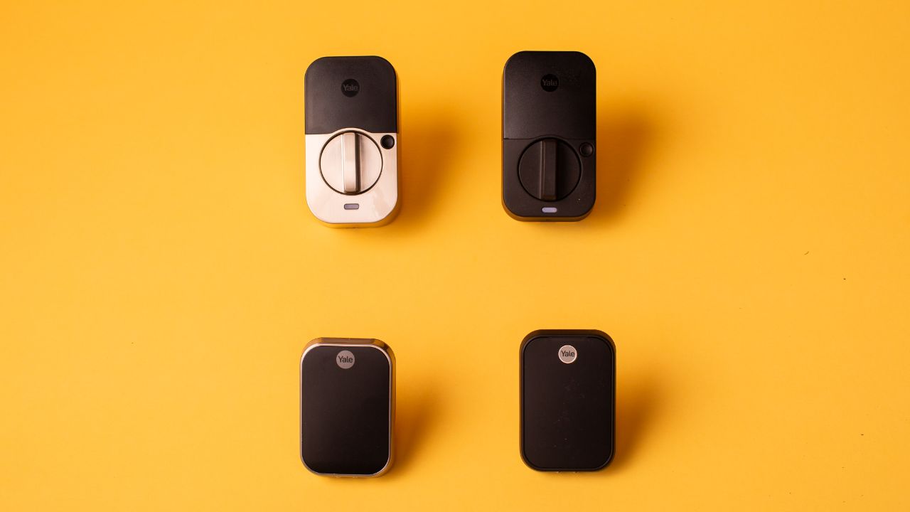 Vários modelos Yale Assure Lock 2 Touch em um fundo amarelo.