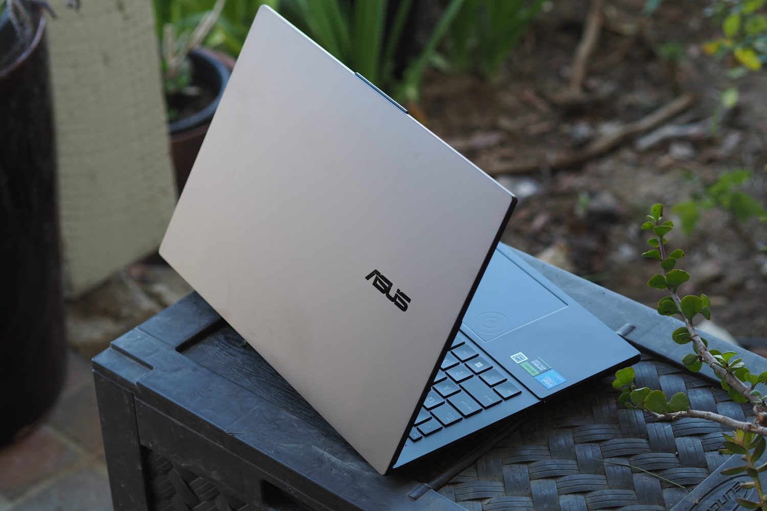 Vista traseira do Asus Vivobook Pro 15 OLED Q533 mostrando tampa e logotipo.