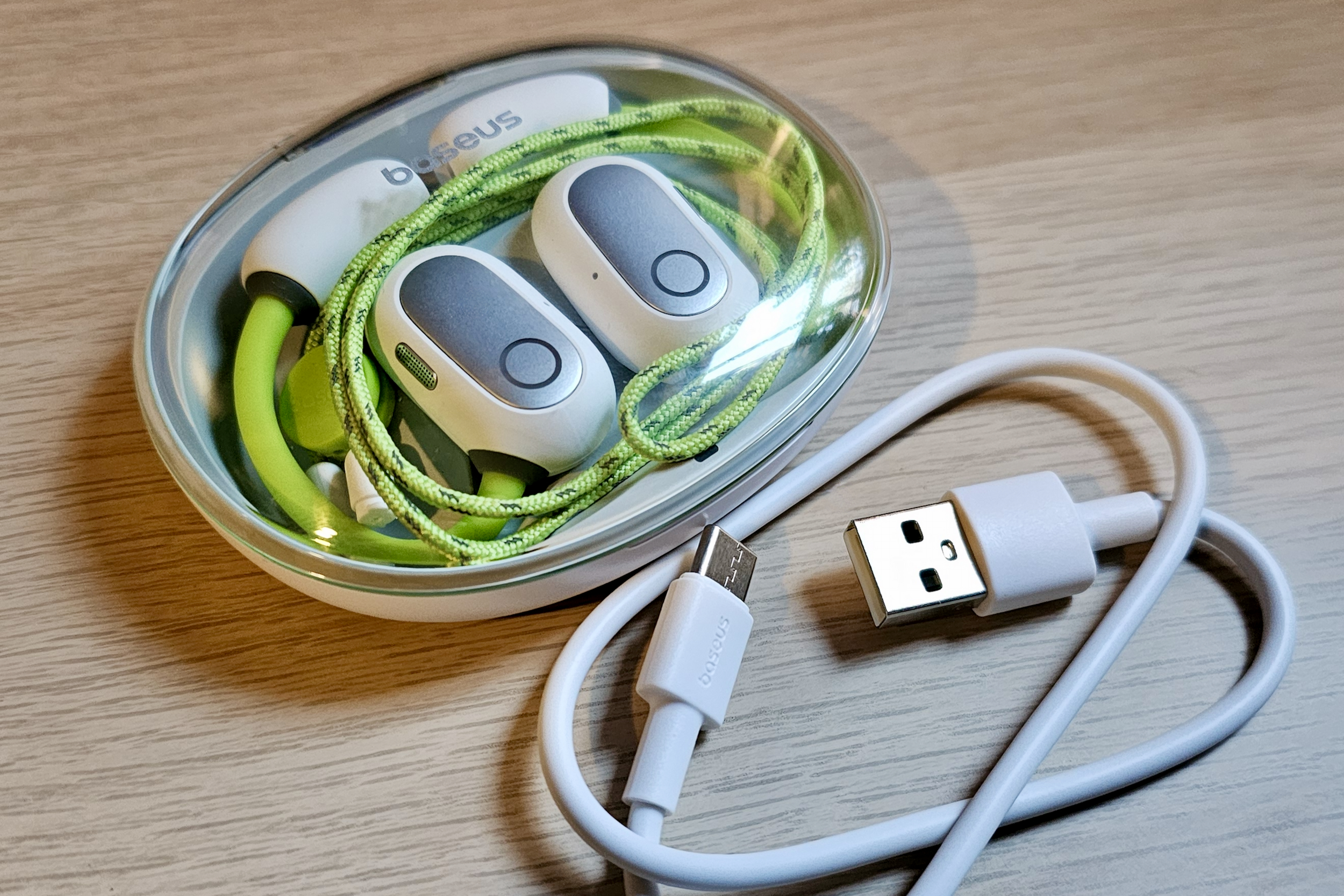 Baseus Eli Sport 1 mit USB-Kabel und Trageband im Ladekoffer.