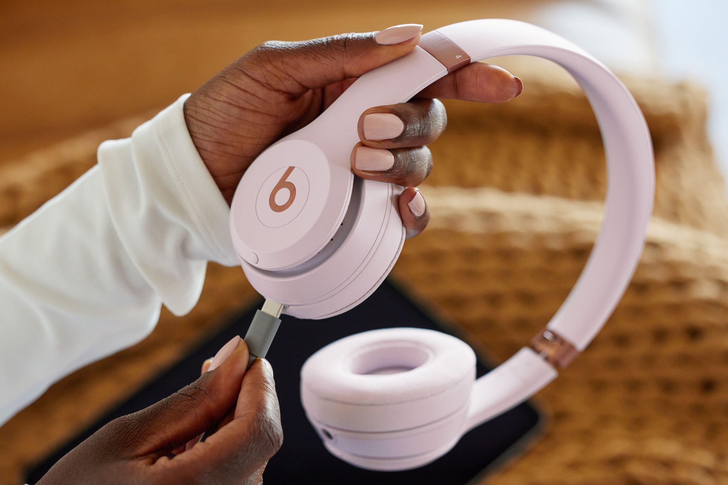 Beats Solo 4 em Cloud Pink.