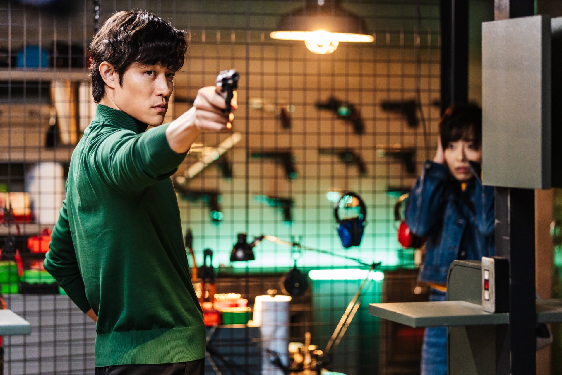 Un hombre apunta con un arma en City Hunter.