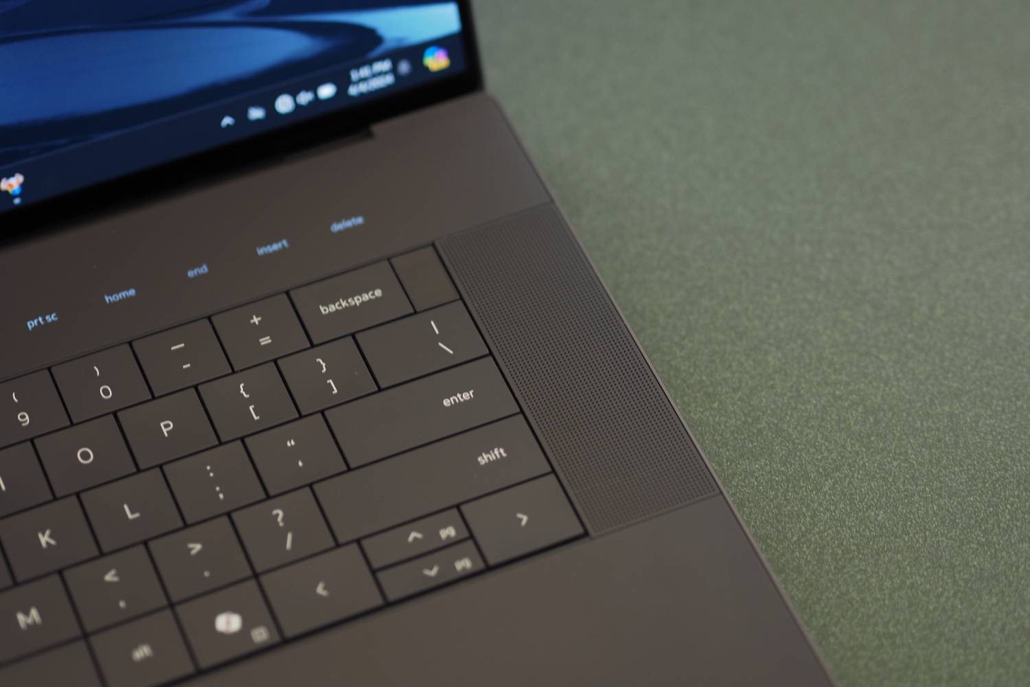 Die Lautsprecher und die Tastatur des Dell XPS 16.