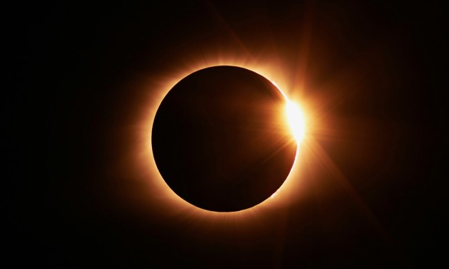 can you take a picture of the solar eclipse with your phone jongsun lee f pszo jee8 unsplash