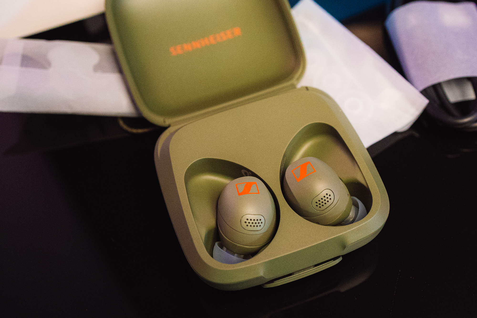 Der Sennheiser Momentum Sport im kabellosen Ladecase.