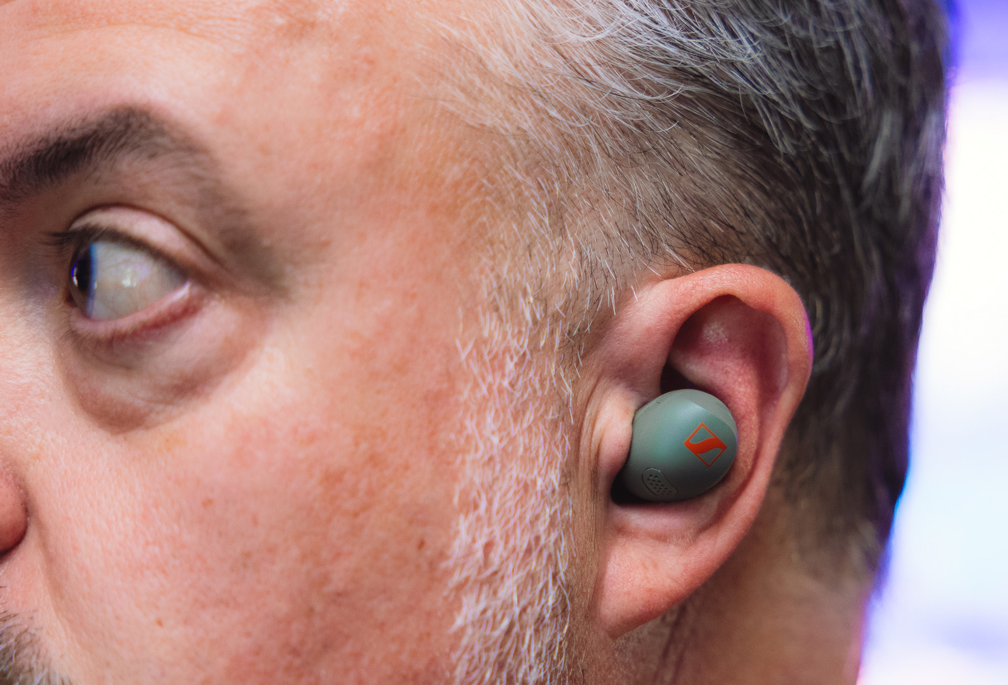 Le Sennheiser Momentum Sport dans une oreille.