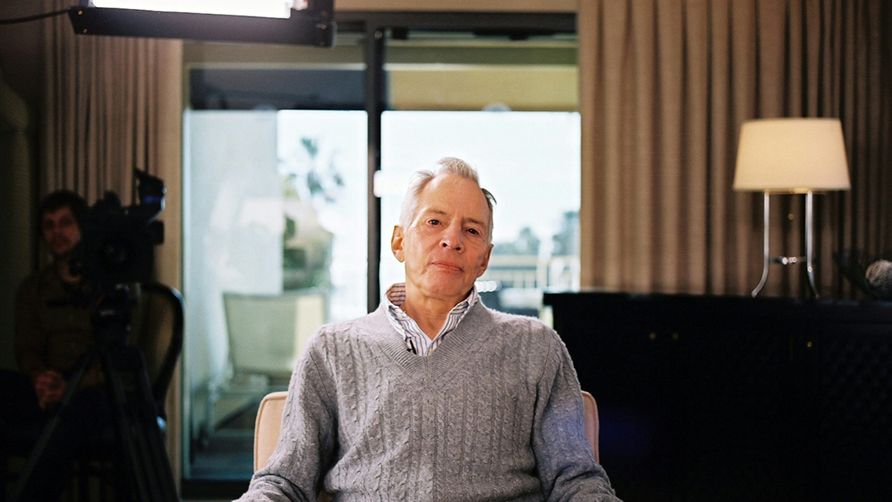 Robert Durst sentado em uma cadeira sendo entrevistado no The Jinx.