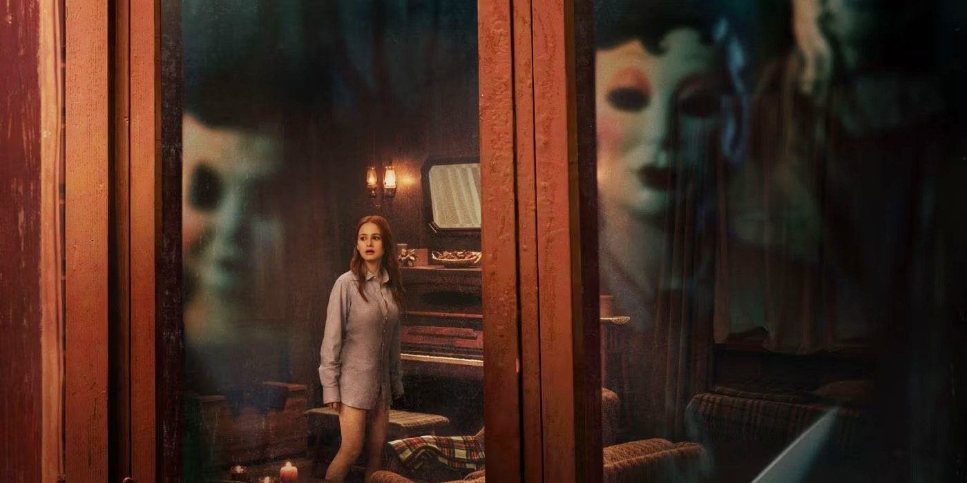 Deux tueurs regardent une femme dans The Strangers : Chapitre 1.