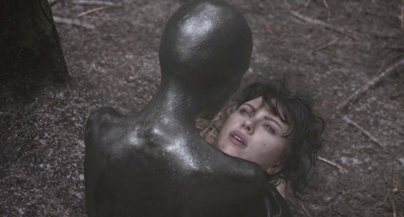 Um alienígena olha para um rosto humano em Under the Skin.