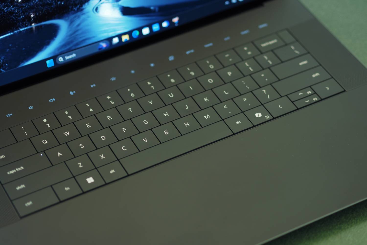 Die Tastatur und das unsichtbare Trackpad des XPS 16.