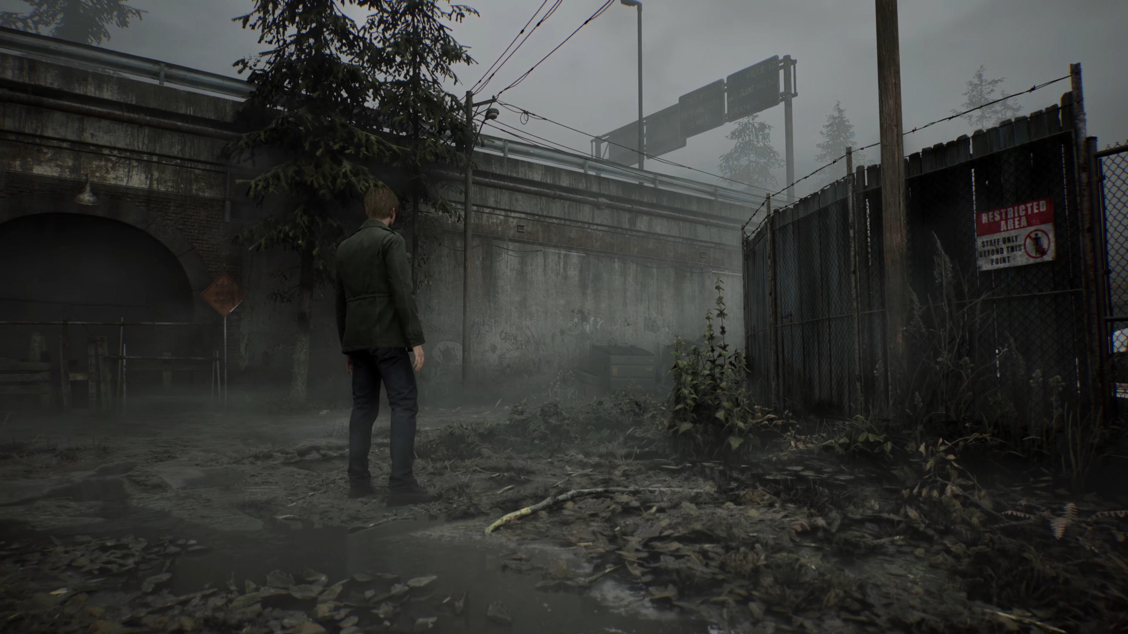 James seul dans les rues brumeuses de Silent Hill.