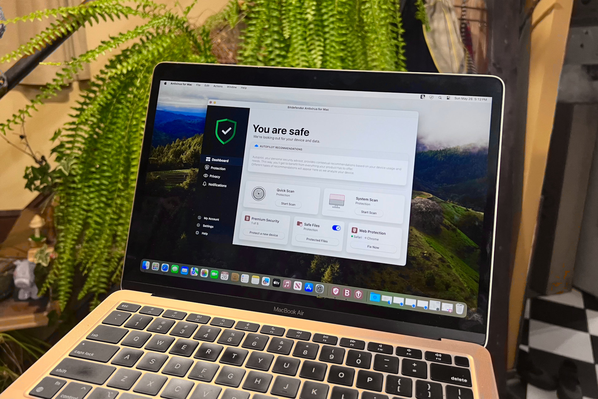 MacBook Air показан с открытой панелью управления Bitdefender для Mac.