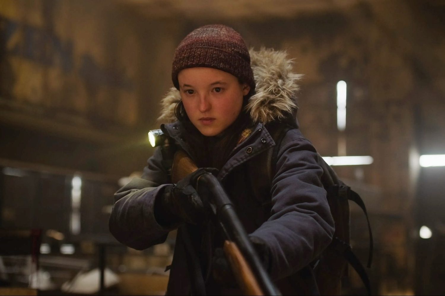 Bella Ramsey empuña una escopeta en The Last of Us.