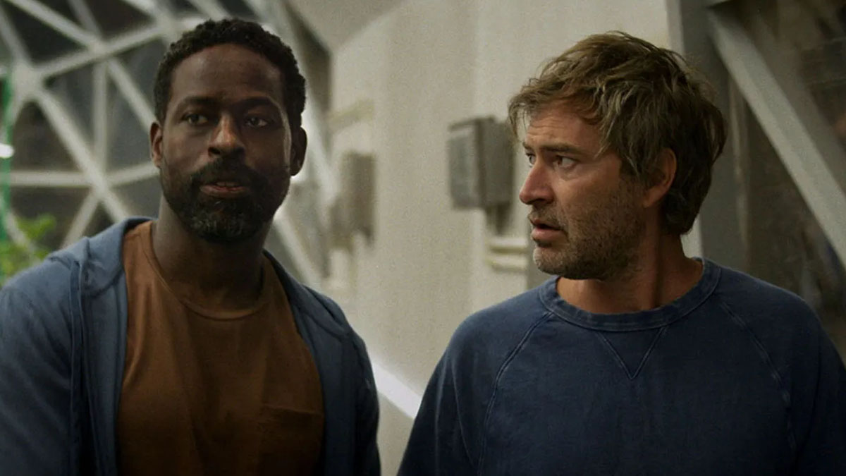 Sterling K. Brown et Mark Duplass dans Biosphère.