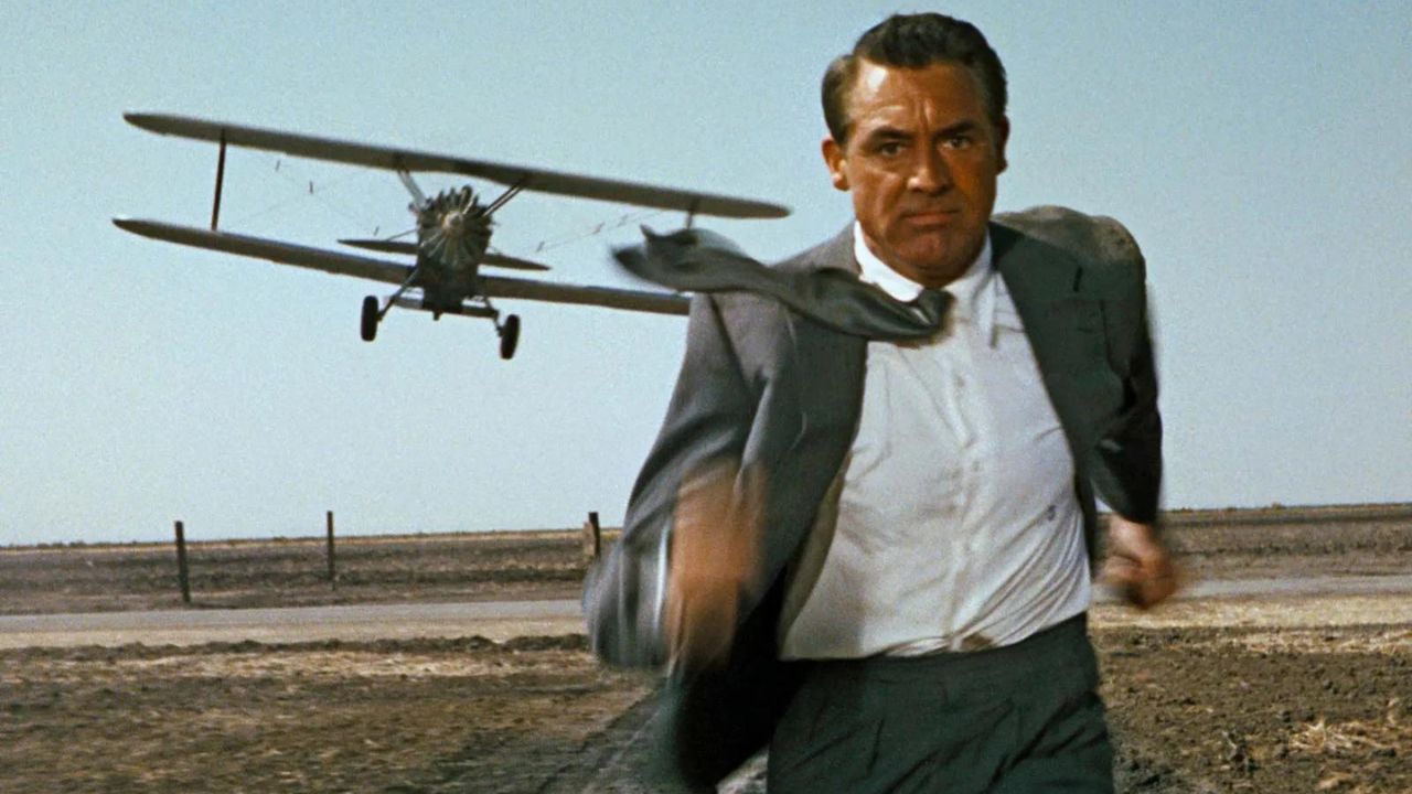 Cary Grant als Roger Thornhill, der in North by Northwest vor einem Flugzeug davonläuft.