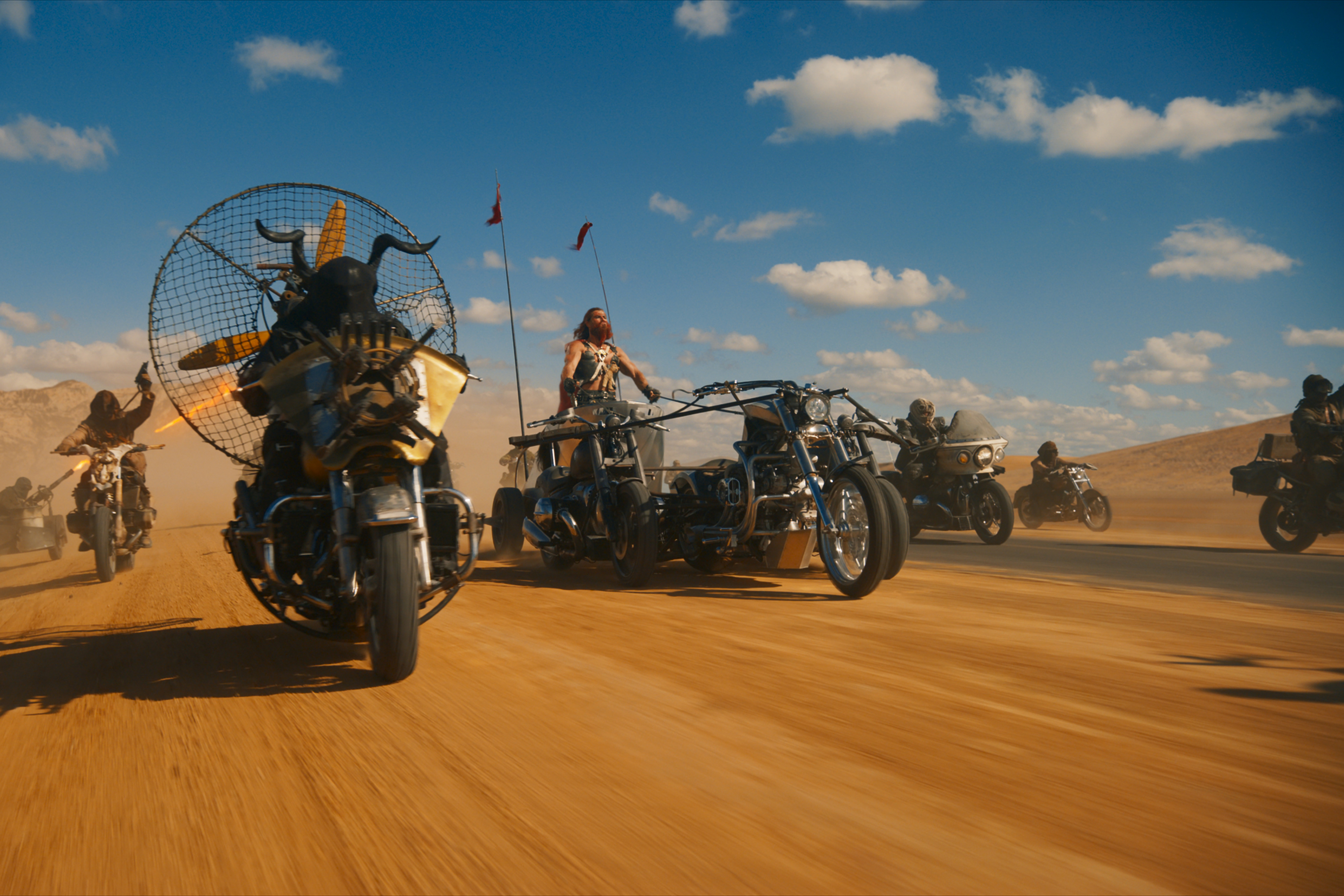 Chris Hemsworth lidera uma gangue apocalíptica de motociclistas em Furiosa: A Mad Max Saga.