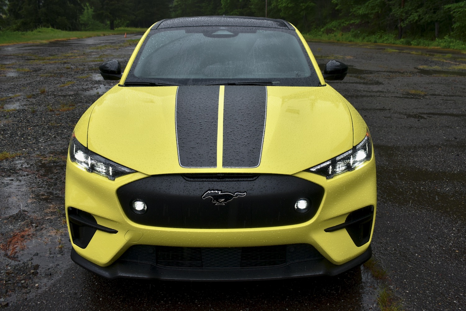 Vista frontal do Ford Mustang Mach-E Rally 2024.