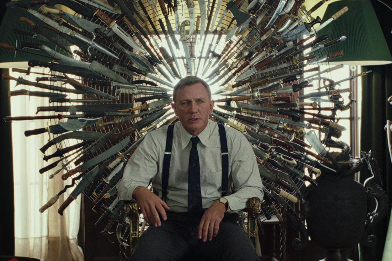 Daniel Craig está sentado en un trono de cuchillos.