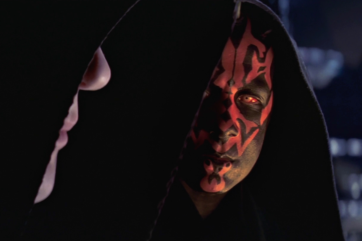 Darth Maul mira a Darth Sidious en Star Wars: Episodio I - La Amenaza Fantasma.