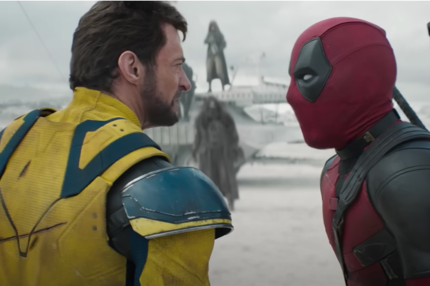Wolverine se para junto a Deadpool y discute.