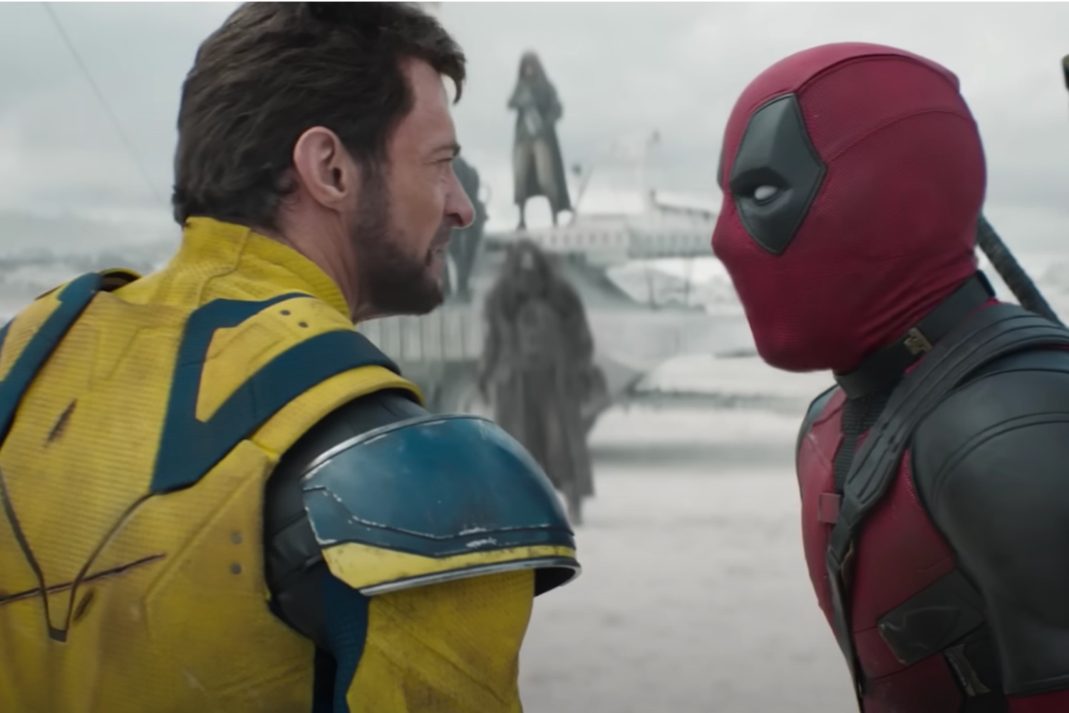 Wolverine fica ao lado de Deadpool e discute.