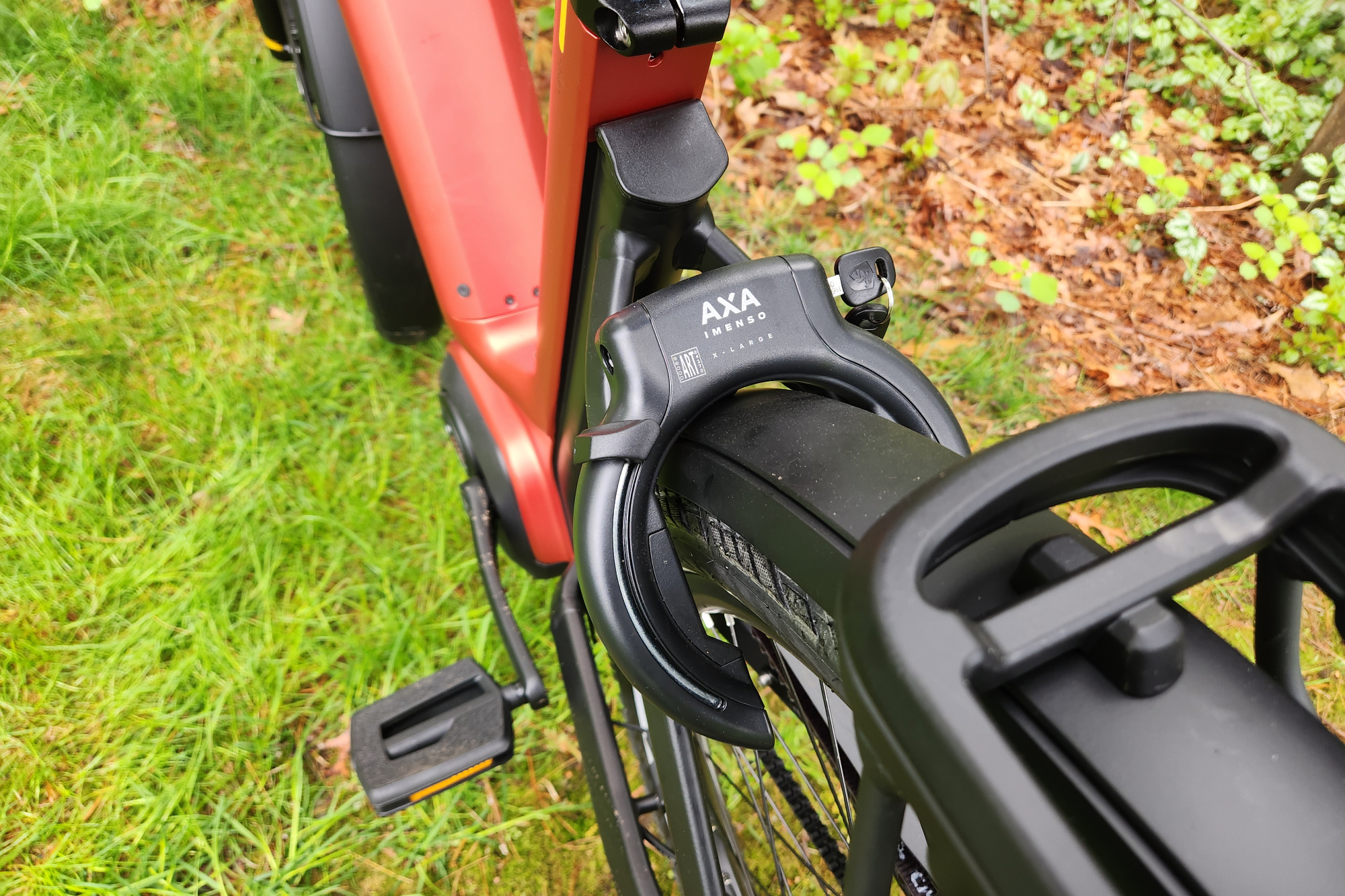 Vélo électrique Gazelle Eclipse avec son antivol de roue et de pneu AXA standard.