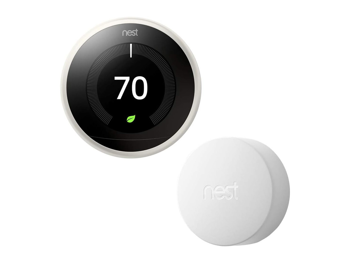 Обучающий термостат Google Nest и датчик температуры Nest на белом фоне.