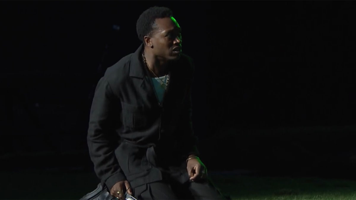 Ato Blankson-Wood als Hamlet in „Great Performances“.