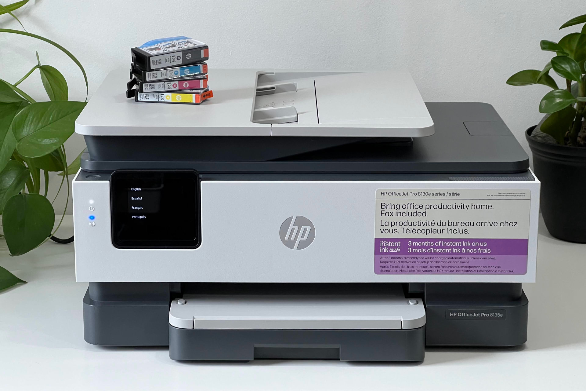 HP Officejet Pro 8135e Review s имеет сочетание закругленных и острых углов темных светлых оттенков