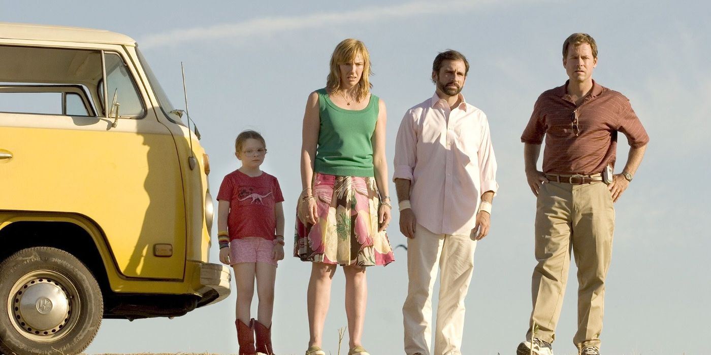 Une famille de quatre personnes se tient à côté d’une camionnette jaune à Little Miss Sunshine.