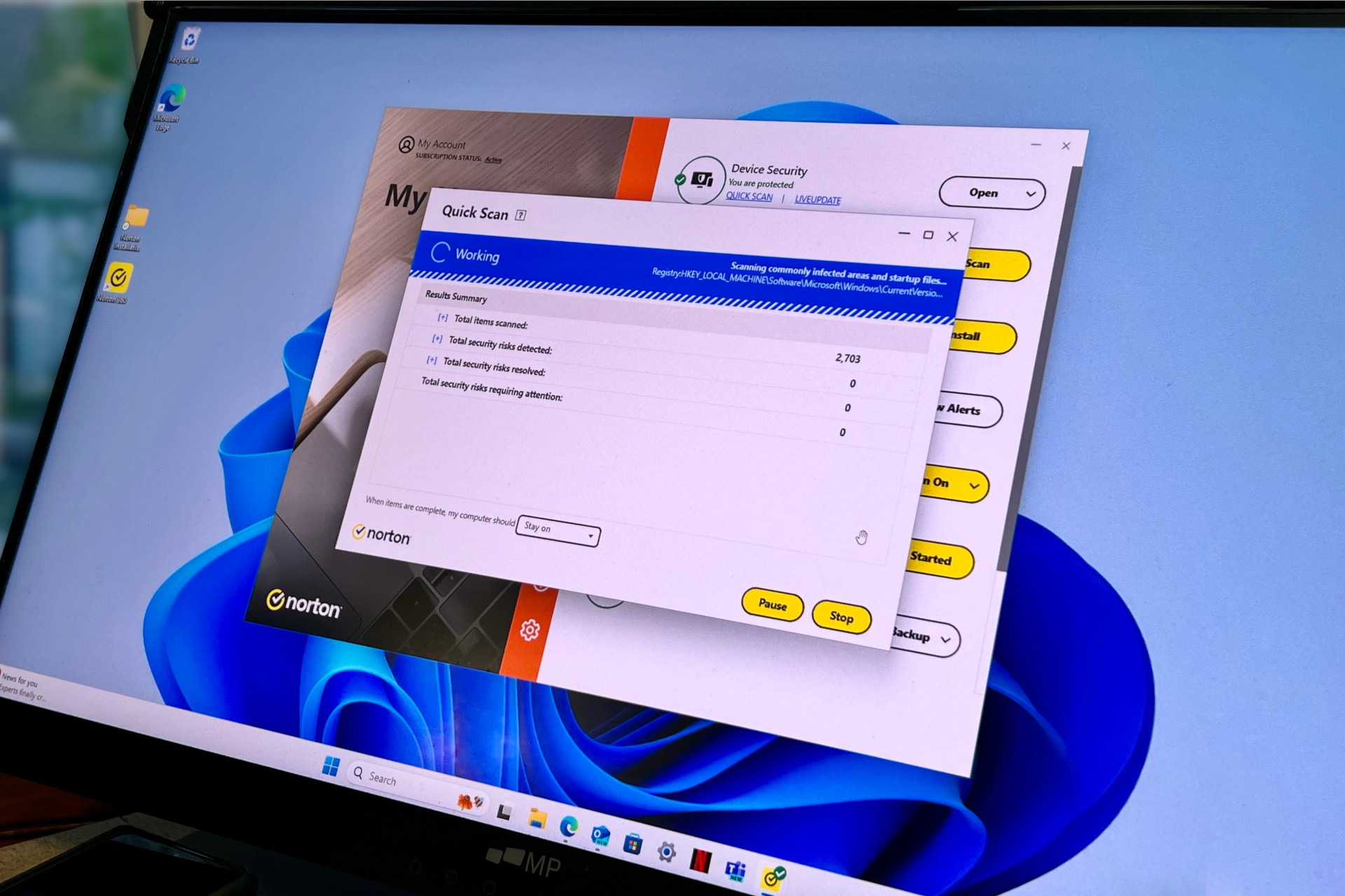 El análisis antivirus de Norton está en curso en la pantalla de una PC con Windows.