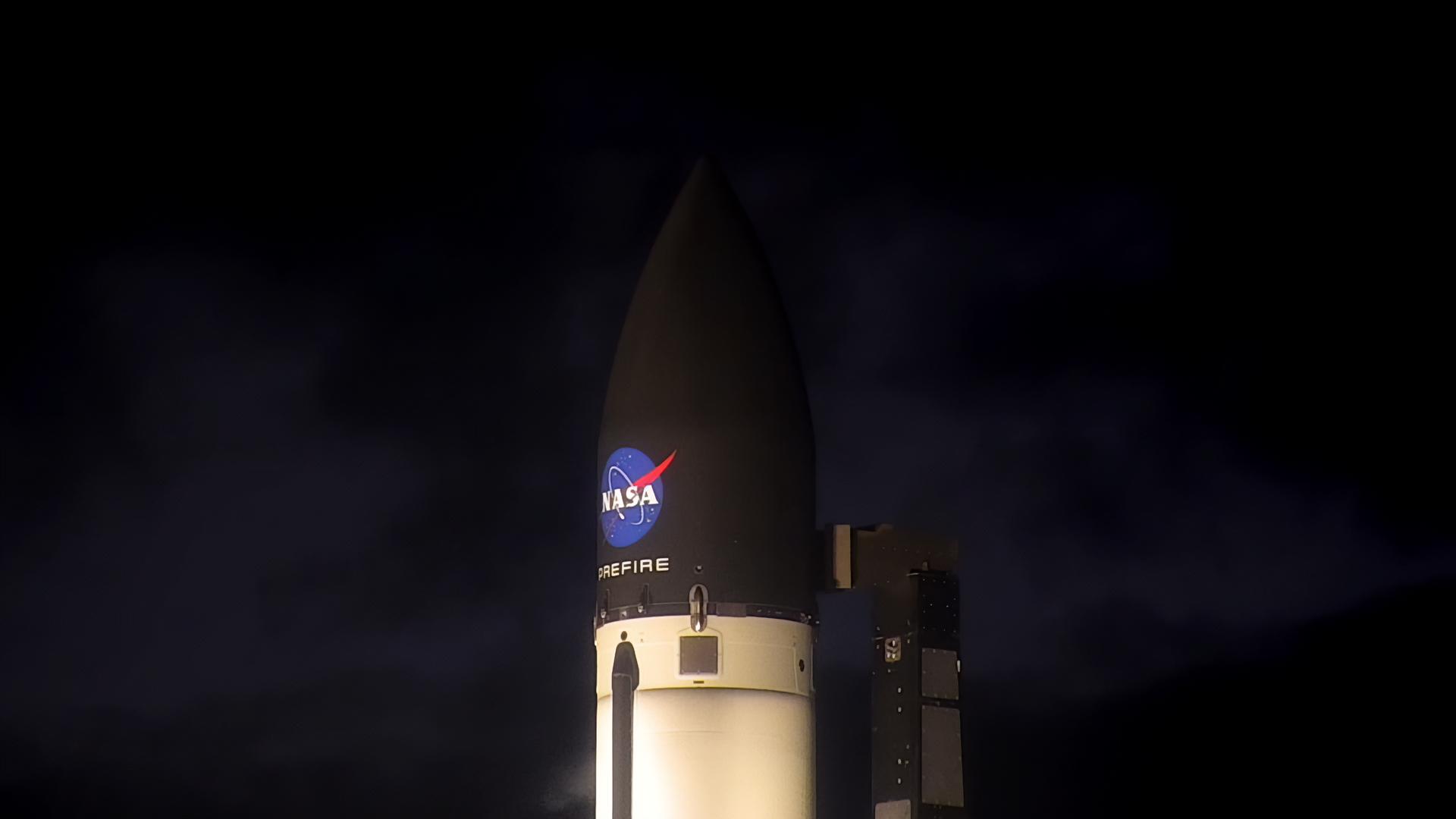 El primero de los dos CubeSats para la misión PREFIRE se encuentra en una plataforma de lanzamiento en Māhia, Nueva Zelanda, poco antes de su lanzamiento el 25 de mayo de 2024 a las 7:41 p.m. NZST (3:41 a.m. EDT).