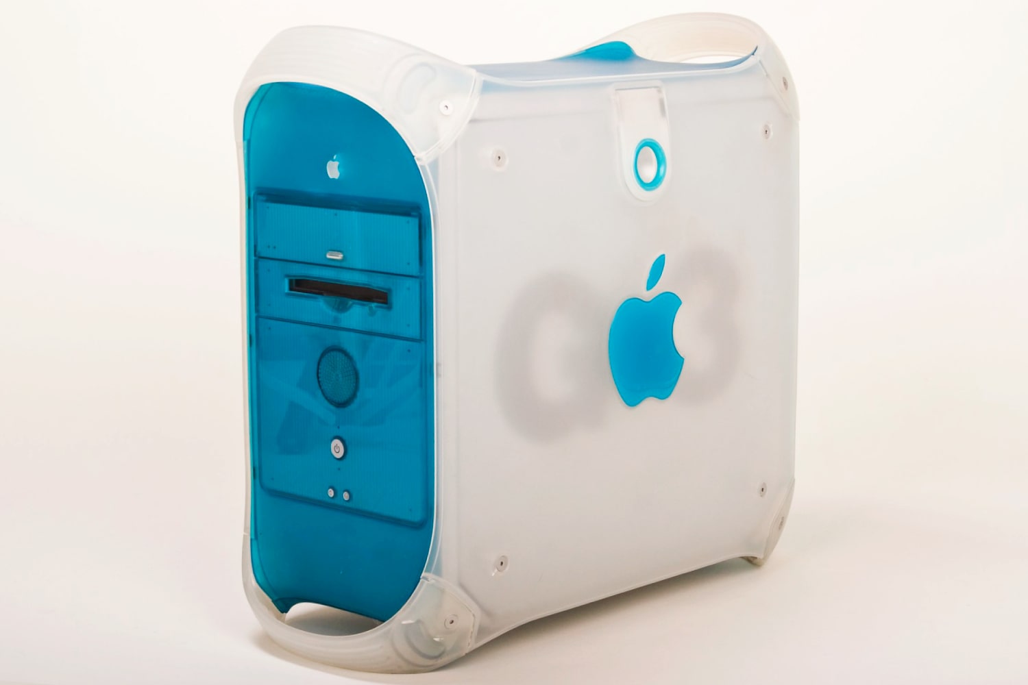 Apple Power Mac G3 сине-белый на белом фоне.