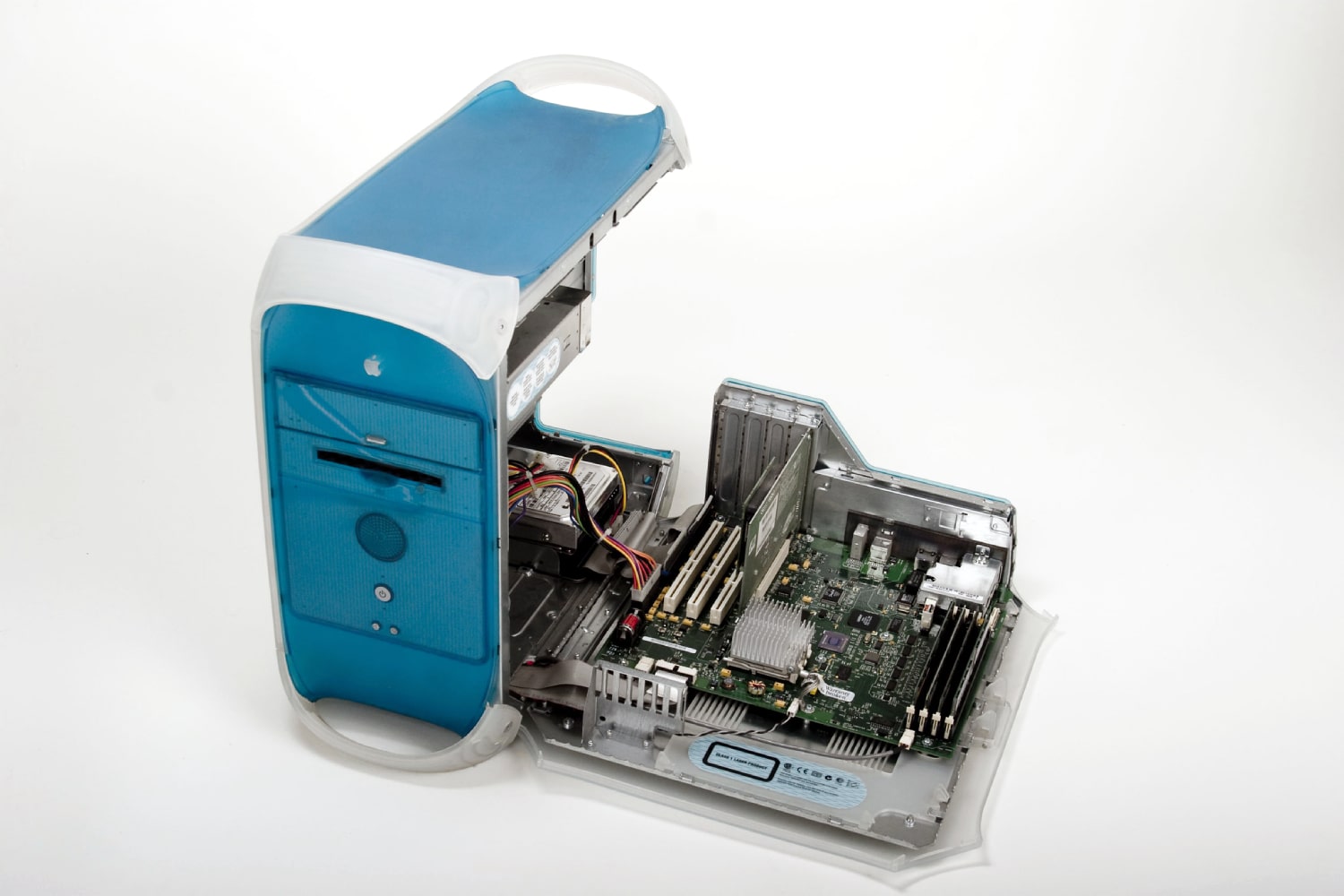 Apple Power Mac G3 蓝白相间，白色背景，侧面板打开。